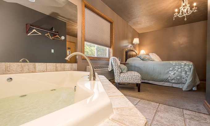 Farmington Hotel | The Sophia Gallatin | Jacuzzi Tub Historic Inn Room