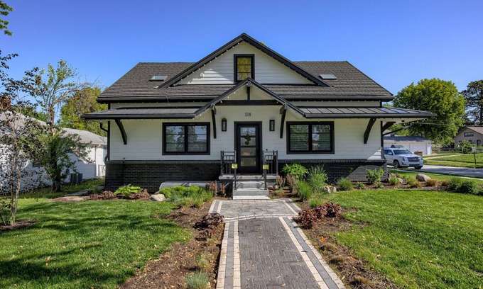 Gretna House | The South House in Gretna, NE - 5 bedrooms