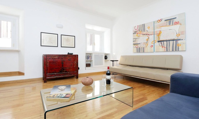 Rione III Colonna Apartment | The Spanish Steps Apartment on Via della Mercede - Free airport pickup!