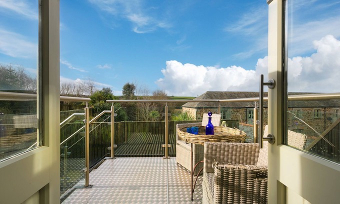 Saint Columb Major House | The Stable Loft – Hot Tub - Outside Space – On-Site Parking for Three Cars