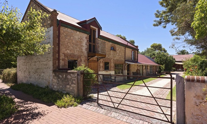 Langhorne Creek Bed & Breakfast | The Stables BnB, Shiraz Suite centrally located in Langhorne Creek