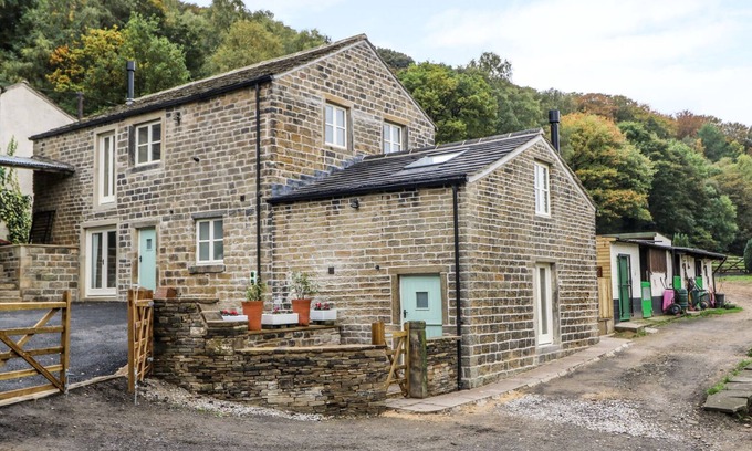 Honley Cottage | THE STABLES, pet friendly, character holiday cottage in Honley