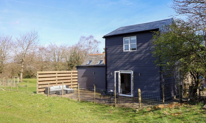 Mold Cottage | THE STABLES, pet friendly, with a garden in Tafarn-Y-Gelyn