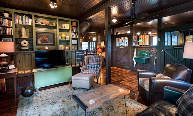 Lincoln Park House | The Stables