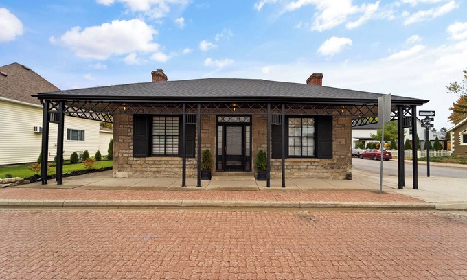 Amherstburg House | The Stone Cottage