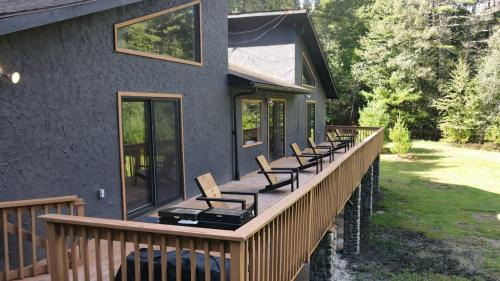 Pond Eddy House | The Stone Mason - Large Modern Home on 5 Acres - 2 Hrs from NYC