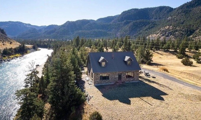 Emigrant House | The Stonefly House- 3 bed/2.5 bath custom stone home, Yellowstone River Front