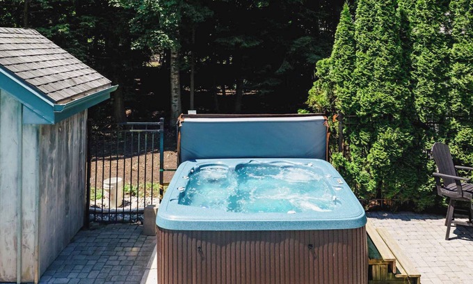 Bayfield Cottage | the Stonewood, New Hot Tub! King Bed!