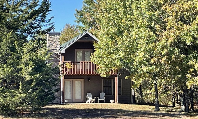 Stoutsville Cabin | “The Stoutsville Cabin” offers you a peaceful and secluded getaway!