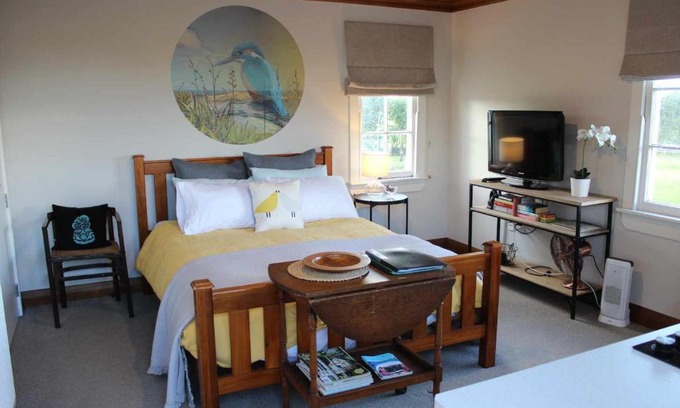 Clarks Beach Apartment | The Studio - Huntly House