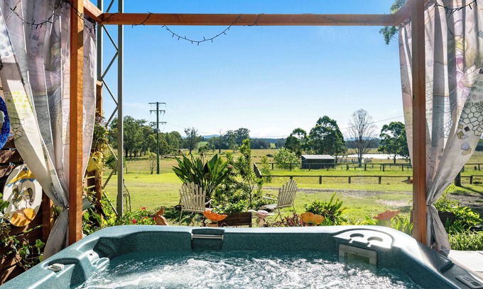 Quorrobolong Apartment | The Studio Retreat perfect for a quiet romantic break. Pet friendly, hot tub.