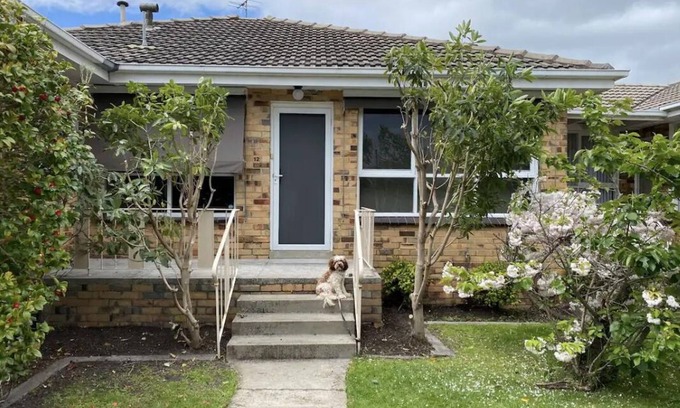 Mordialloc House | The stylish Mordi Gem with alfresco deck! 5 min walk- beach, restaurants, shops