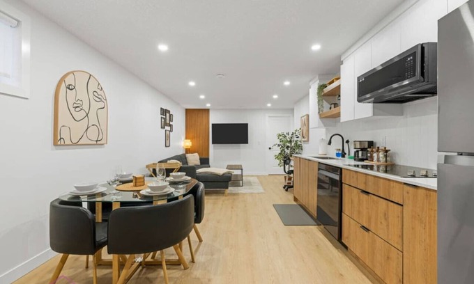 Jasper Place Condo | The Suite Escape | 2 BD | Near WEM & DT | Sleeps 5