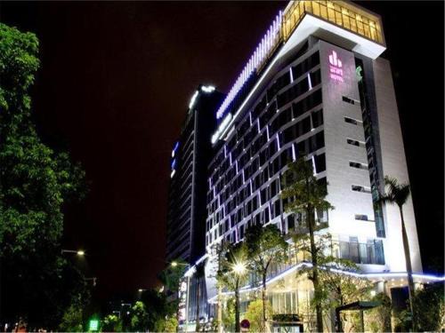 East District Hotel | The Summit Hotel