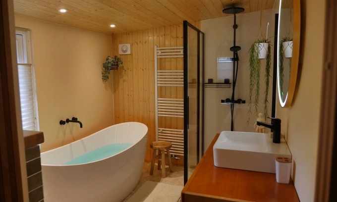 Diessen Ski Chalet | The Sunbird Inn, with luxury bathroom in quiet resort with many amenities
