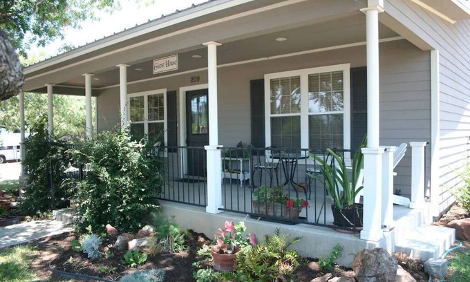 Llano House | The Sunday House -Adorable Hill Country Cottage - Llano River, Shopping, Sights