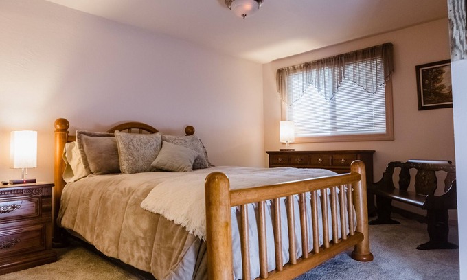 Hill County House | THE SUNRISE ROOM - Mountain Lakeview Lodge ~ Enjoy your stay!