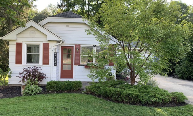 Huntsburg Cottage | The Sunshine Cottage of Chagrin Falls: Monthly Rental +