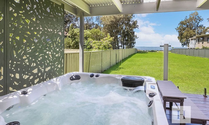 Tuggerawong House | The Sweet Retreat - Hot tub with Lakeviews!