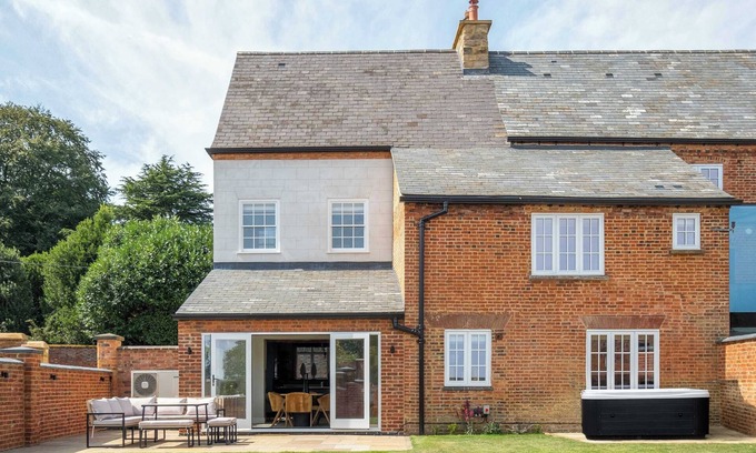 Kelmarsh House | The Talbot – Exceptional Retreat with Hot Tub