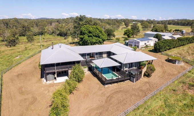 Tamborine House | The Tamb Farm House - Your Entertainment Holiday Destination