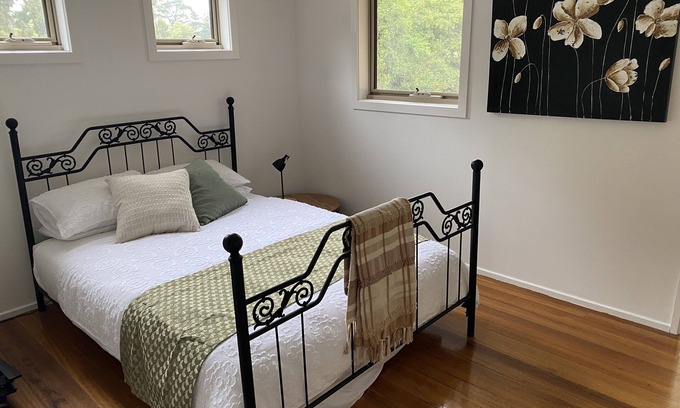 Kilmore House | The Tee House is conveniently located in Kilmore township next to Golf Course.