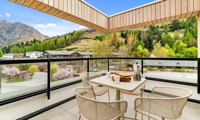 Arthur's Point Apartment | The Terrace at La Residence du Parc