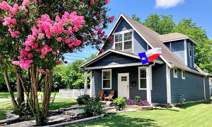 McKinney House | The Texas Bluebonnet, Spacious 3 Bdrm Home in Downtown McKinney Area