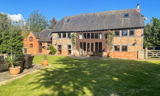 Sedgeberrow House | The Threshing Barn - Stunning 5 Bedroom Retreat!