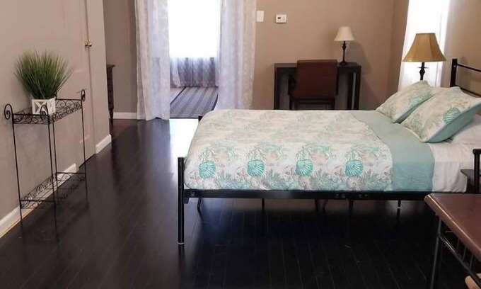 Near Eastside Apartment | ☆The Tiger Suite❤Free parking lot parking☆