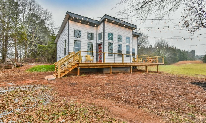 Reed Creek House | The Tiny Pickleball Mansion at Lake Hartwell