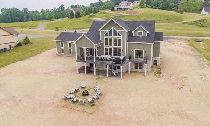 Waterfront Greens House | The Tippy Canoe - Luxurious 8BR - Indoor Pool & Hot Tub - Deep Creek Lake - FREE