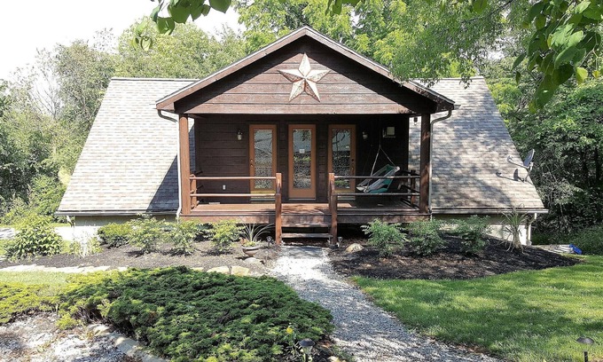 Fredericktown Cabin | The Tranquility Suite is a private cabin suite at Heartland Country Resort