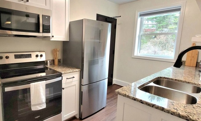 Tazewell Apartment | The Traveler on Main - Suite #6- Across the Street from Back of the Dragon!