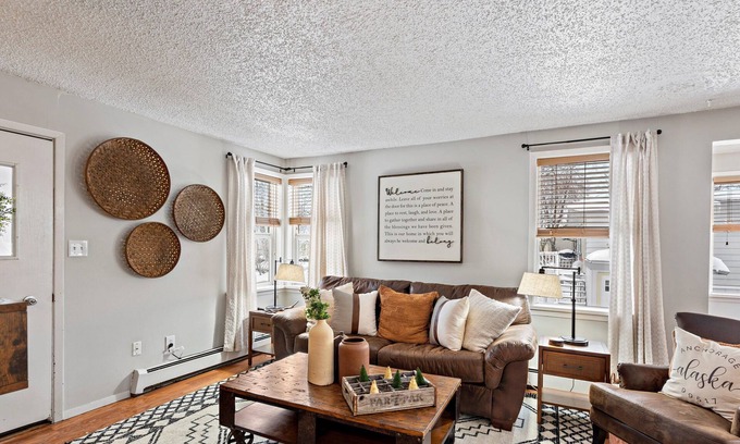 Turnagain House | The Turnagain House Bright & Cozy Near Airport