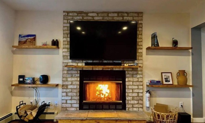 Gardiner House | The Under Ridge Home - 4 Bedroom w/Fireplace