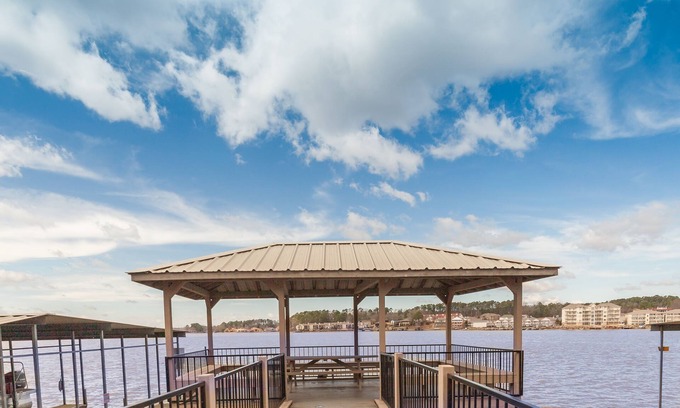 Lake Hamilton Condo | "The Veranda" Lake Hamilton Retreat for 6: Great sunsets and fireworks views!