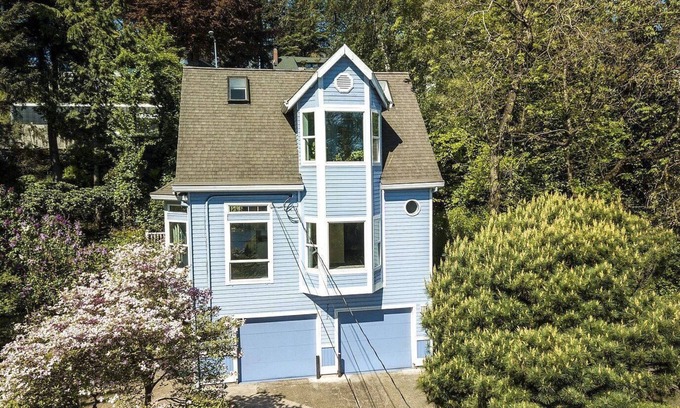 Portland Cottage | The Victorian Cottage with Mountain & River views!