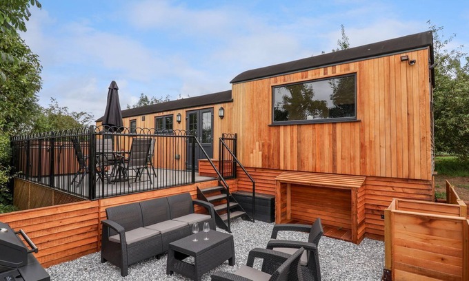 Overton-on-dee Cottage | THE VIEW, pet friendly, with hot tub in Bangor-On-Dee