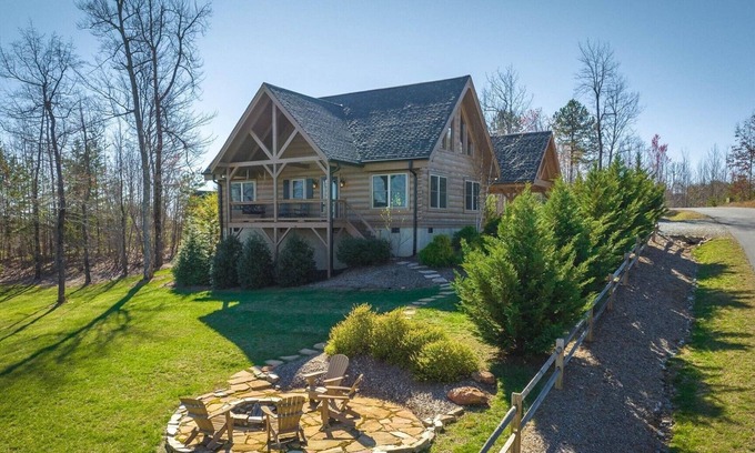 Vein Mountain Cabin | The Views of Towering Black Mountain Range Will Blow You Away!