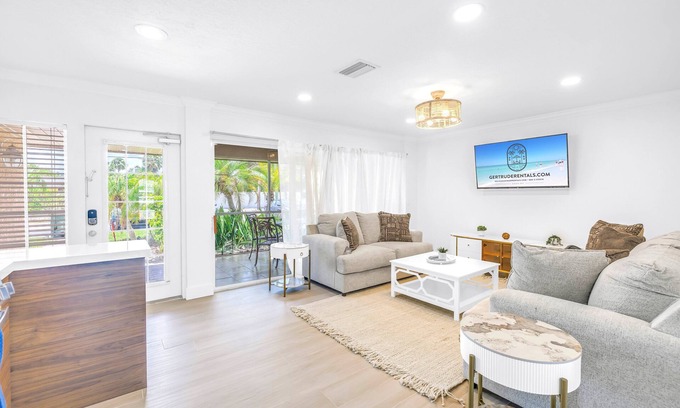 Siesta Key Village Apartment | The Village Breeze – 4BR/2BA, Pool, Walk to Beach & Siesta Key Village (2 Units)