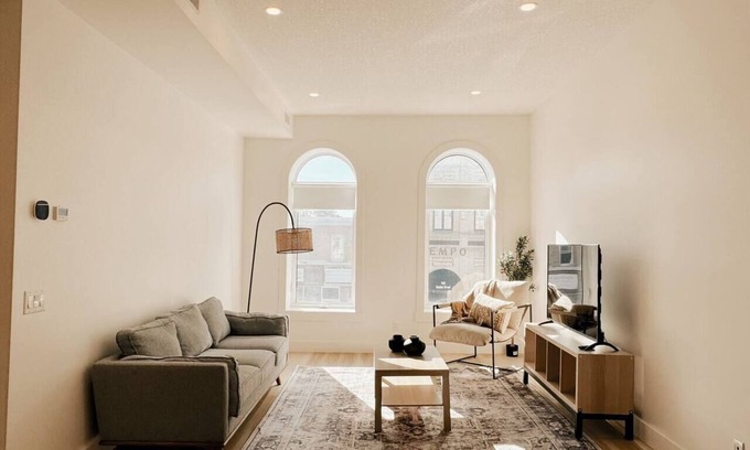 Woodstock Apartment | The Waldorf - King