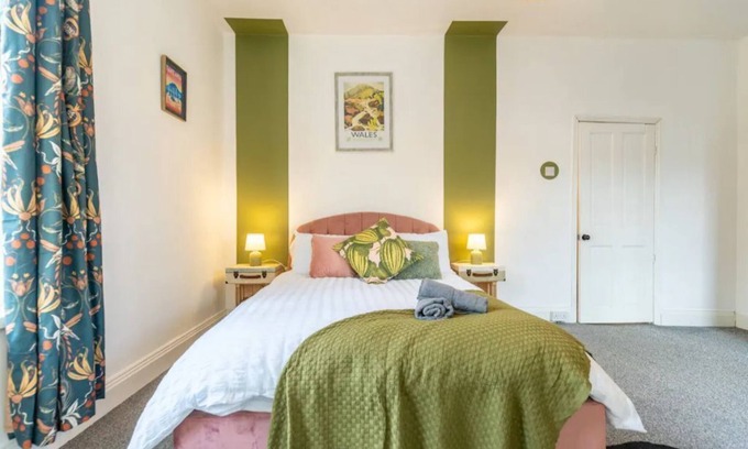 Splott House | The Wanderer - Lovely 3bd House - upto 10 guests.
