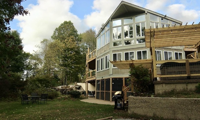 Pendleton House | THE WATERFALL WALKOUT & HILLTOP RETREAT, SLEEPS 10+, 4BR*2BA