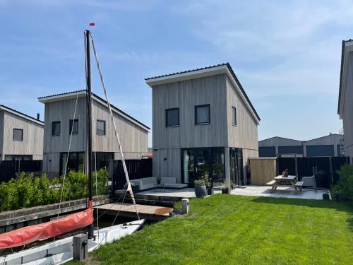 Heeg House | The Waterlodge Heeg - inclusief sloep tot eind oktober