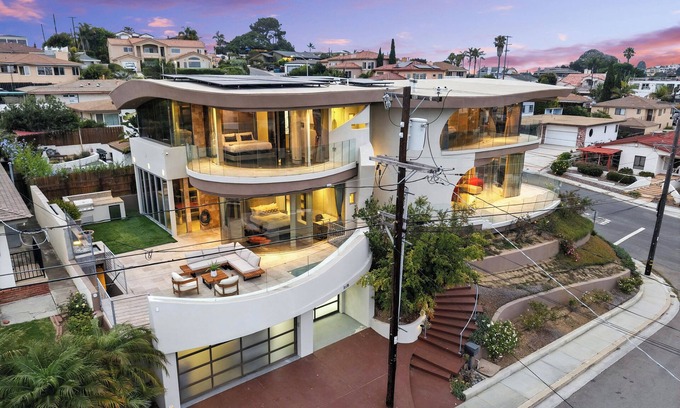 Roseville - Fleet Ridge House | The Wave House | Custom Gem w/Panoramic Views, Fire Pit, BBQ, Pool Table & Wraparound Balconies