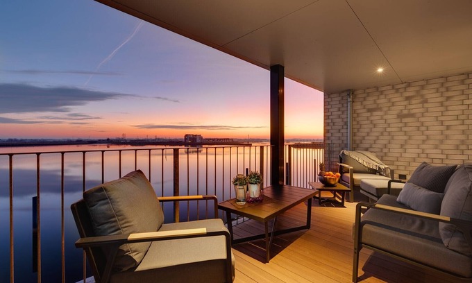 Kappeln Apartment | The Wave: luxury holiday apartment right on the water with heated lounger, sauna and fireplace