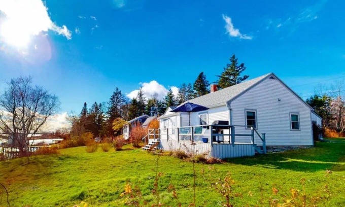 Cushing House | "THE WAY LIFE SHOULD BE"nWATERFRONT OASIS/ HARBOR VIEWS AND A SHARED DOCK.n