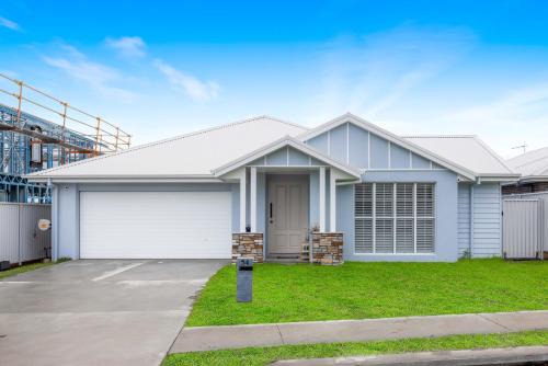 Dunbogan House | The Waybre - walk to the beach, ducted aircon