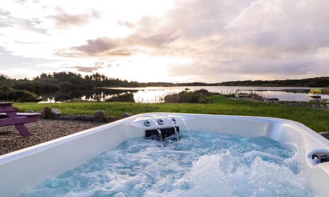 Burtonport Cottage | THE WHEELHOUSE POD NO. 1, romantic in Burtonport, County Donegal